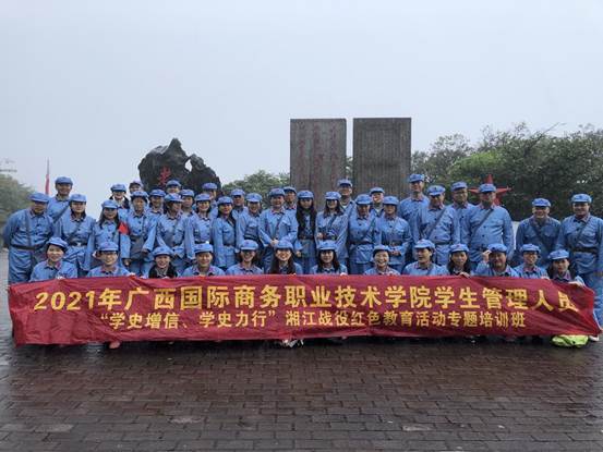 图片包含 户外, 建筑, 人们, 大描述已自动生成 图片包含 户外, 建筑, 人们, 大描述已自动生成