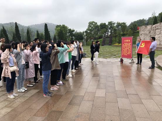 一群人站在路边描述已自动生成 一群人站在路边描述已自动生成