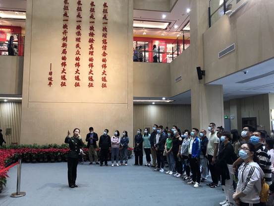 一群人站在室内描述已自动生成 一群人站在室内描述已自动生成